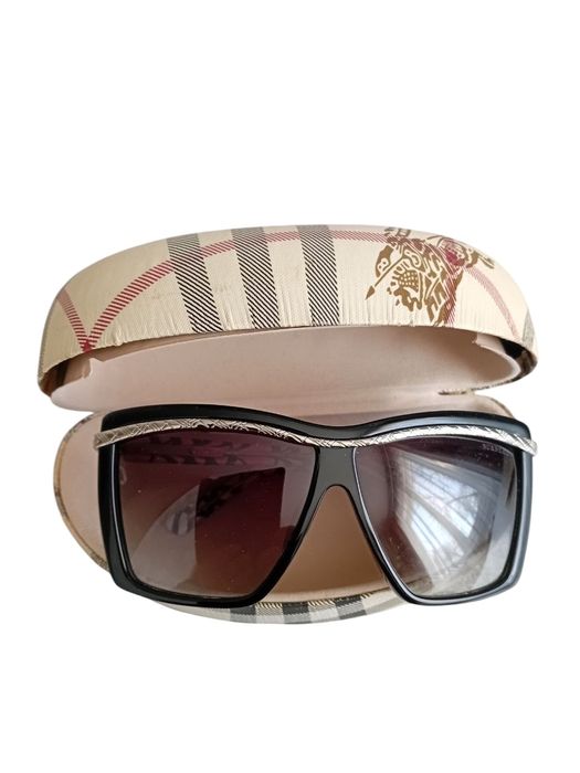 Burberry, black glasses