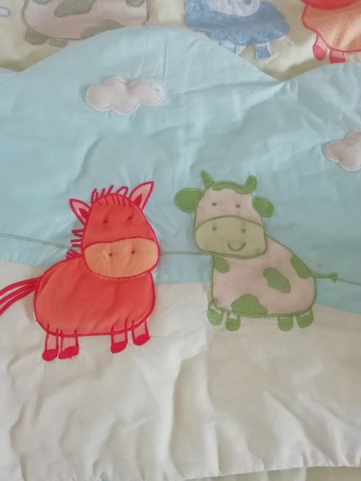 Conjunto têxtil cama de grades.