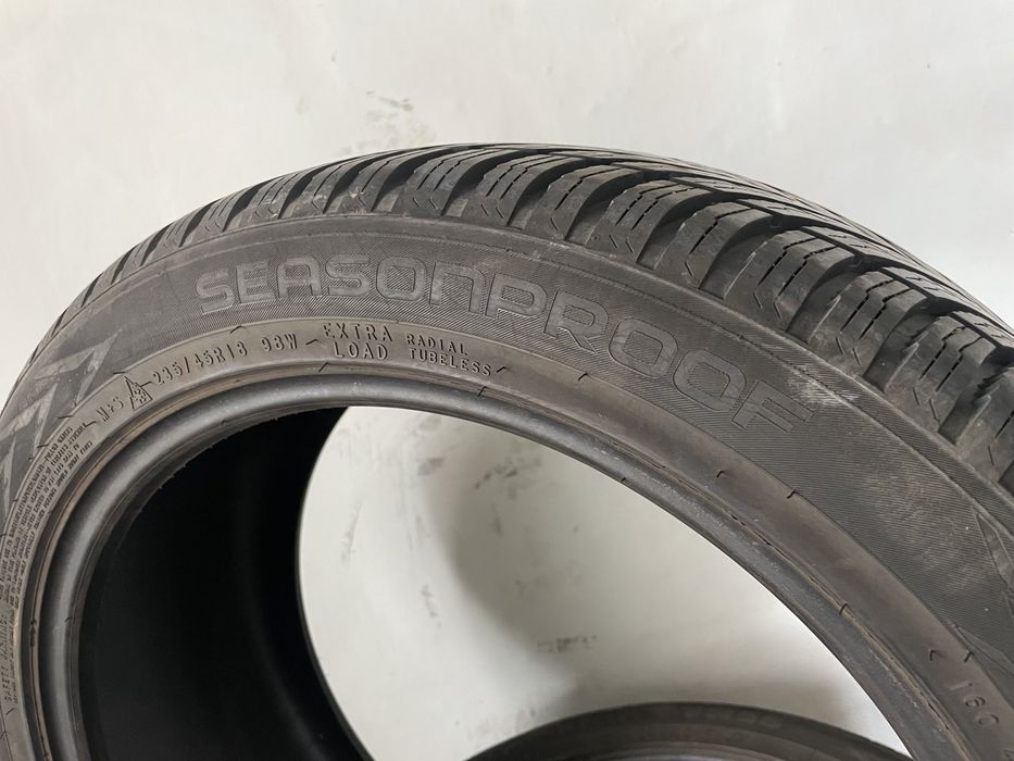 Практично нові всесезонні шини Nokian 235/45 R18 (8мм)