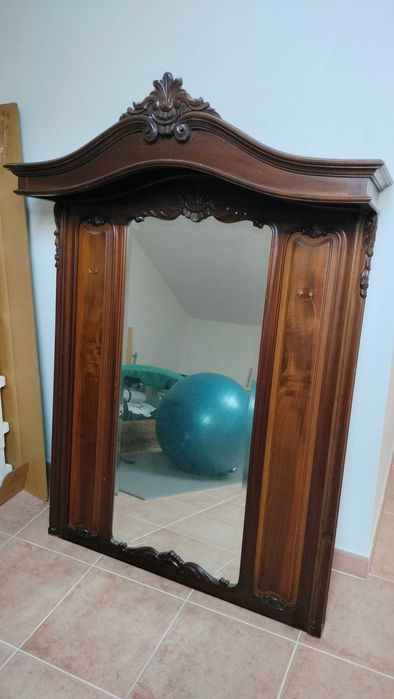 Espelho com moldura em madeira