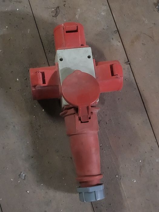 Trójnik 32A-6h/380v IP44