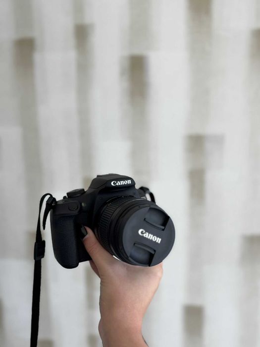 Canon EOS 2000D.