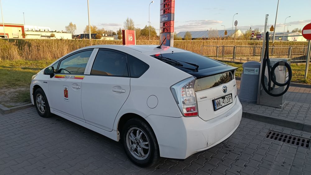 Toyota Prius 3 1.8 2011 оплата частями ,  рассрочка на раты