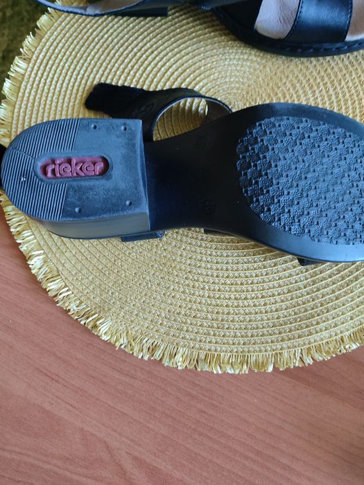 Продам гарні шкіряні босоніжки