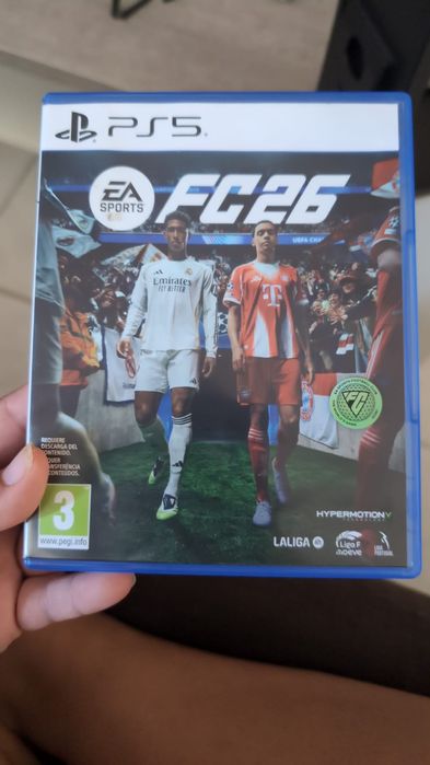 Ps5, 2x comandos, 4x jogos físicos, base de carregamento.