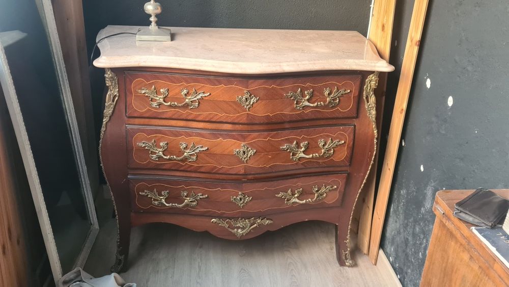 Cómoda estilo Luís XV