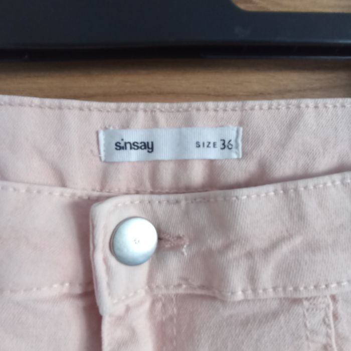 Pudrowe różowe jeansy z wysokim stanem sinsay