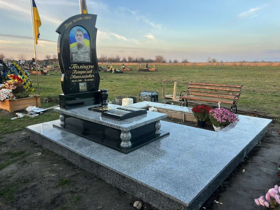 Пам'ятникі з граніту та мармуру.  Доставка та встановлення.