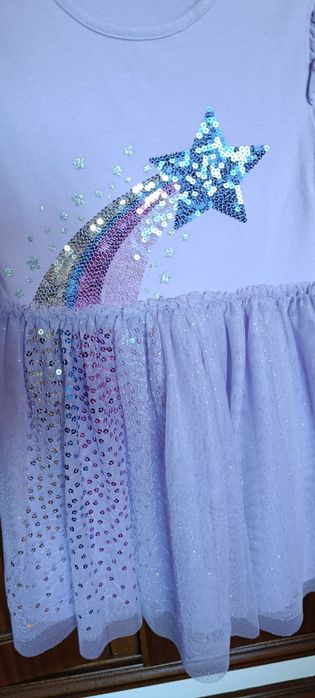 Vestido infantil lilás da Primark, com design lúdico e detalhes brilha