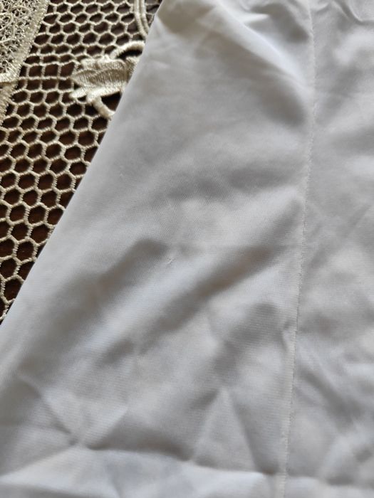 Halka z koronką do kolan na nieregulowane ramiączka rozm 44D. Triumph.