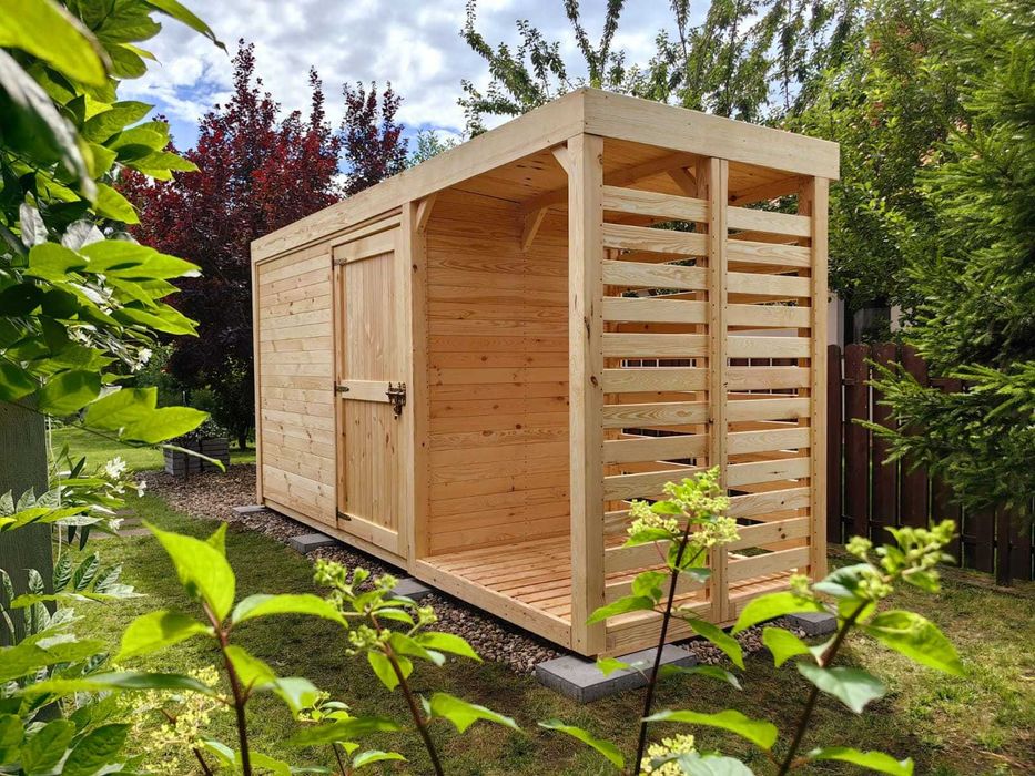 Drewutnia na drewno  z domkiem narzędziowym 4,5 x 1,5m