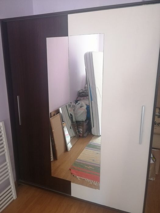 Roupeiro com espelho