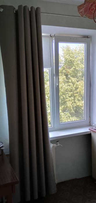 Сіра штора з світлонепроникним напиленням на люверсах довж 226 шир 163см