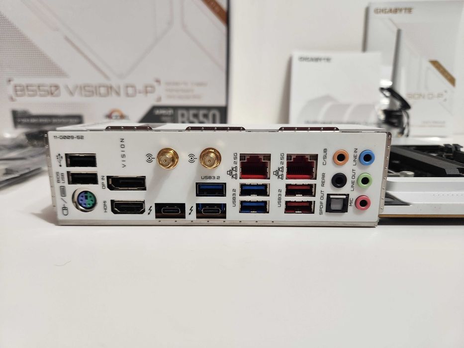 Материнська плата Gigabyte B550 Vision D-P (AM4)