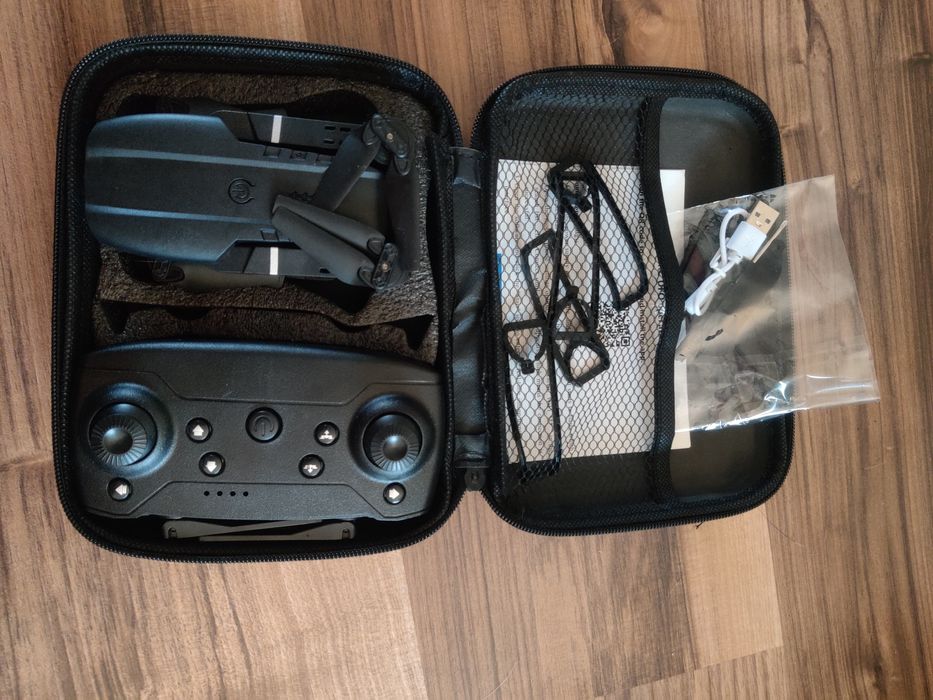 Квадракоптер Е99