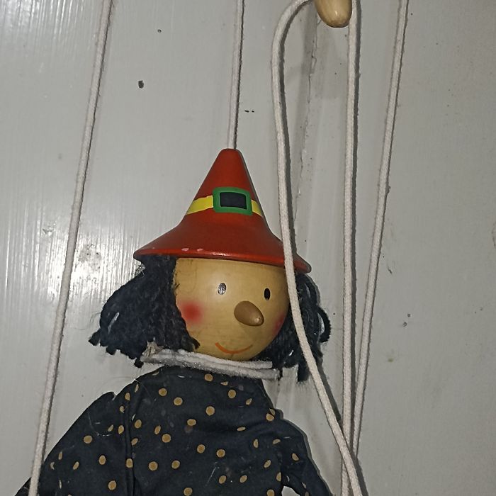 Marionete todo em madeira para crianças pequenas