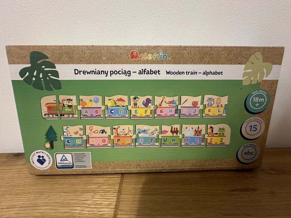 Drewniany pociąg alfabet