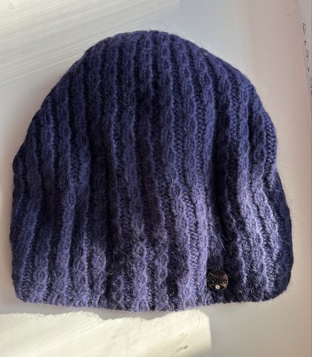 Отдам бесплатно женские джинсы, шапку и теплый капюшон от дубленки