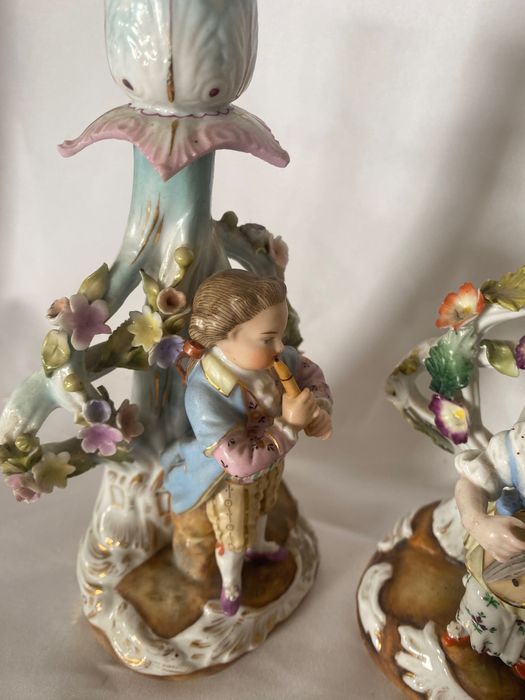 Par de castiçais em porcelana da Dresden