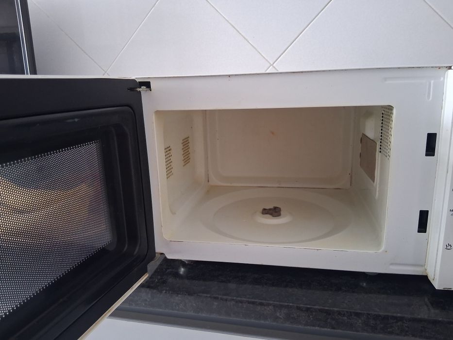 Microondas a funcionar perfeitamente