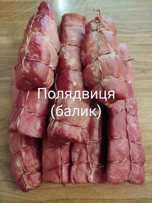 Домашні копченості, копчені ковбаси та м'ясо.