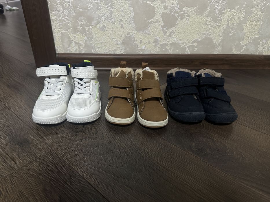 Різне взуття для хлопчика