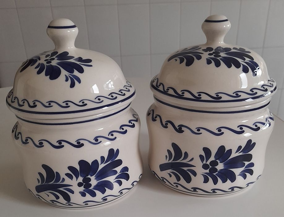 Peças de loiça de Viana pintadas à mão