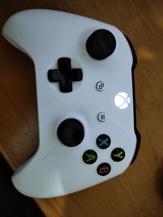 Xbox One com comando e jogo