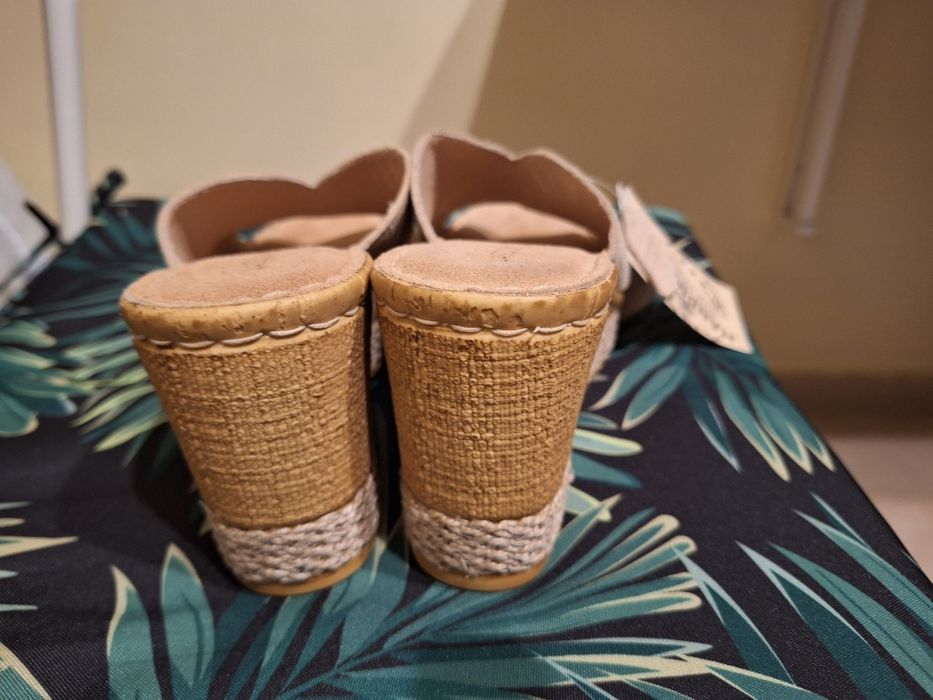 Buty na koturnie skórzane Lasocki
