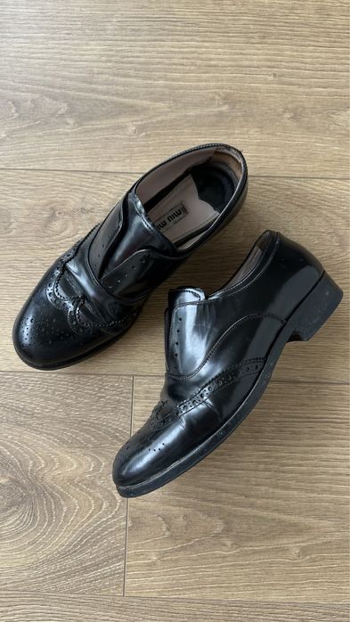 Sapatos da marca miu miu