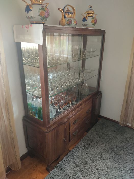 Móvel cristaleira 1.25 frente*1.50 altura *37 largura