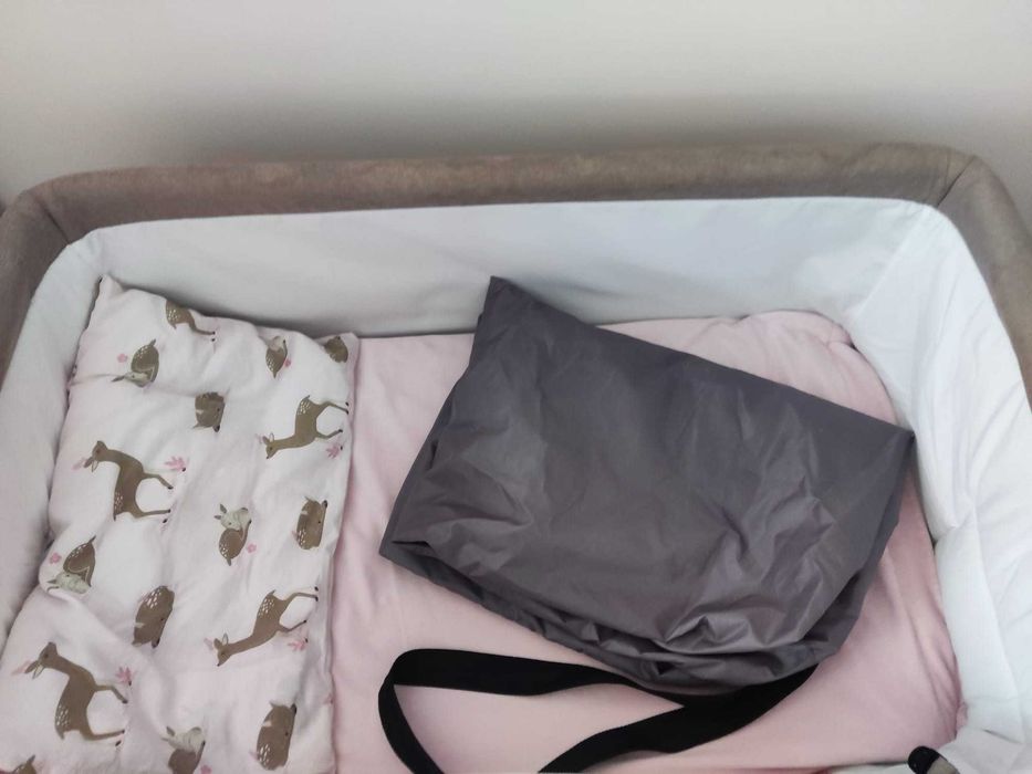 Cama bebé, marsúpio, cadeira de baloiço e extrator de leite elétrico