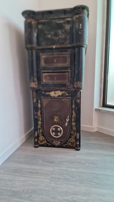 Cofre antigo em bom estado