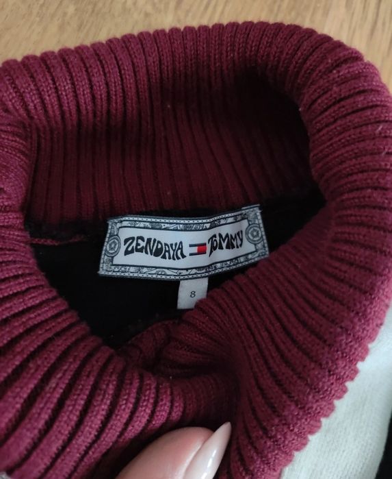 Sukienka bawełniana z golfem Tommy Hilfiger & Zendaya