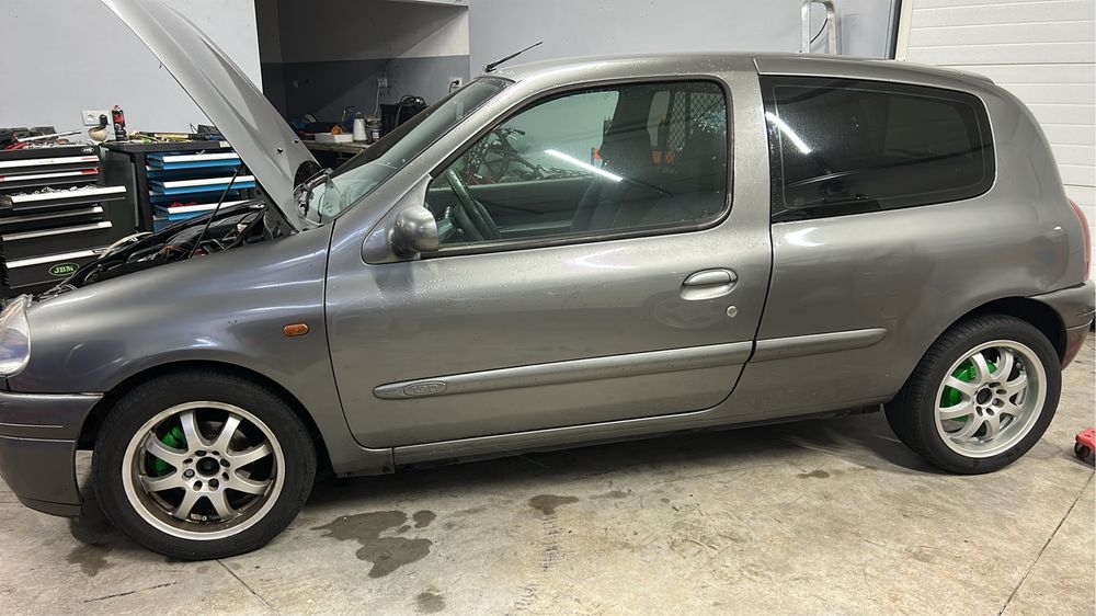 Troco Clio 1.9 D por carro 5 lugares