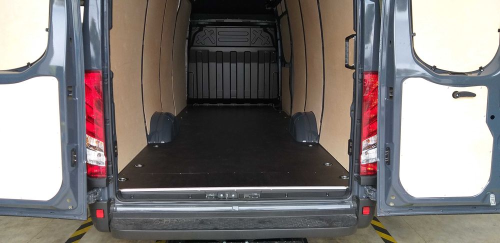 Zabudowa busa Iveco Daily 16m3, 18m3 podłoga, boki, nadkola - MONTAŻ