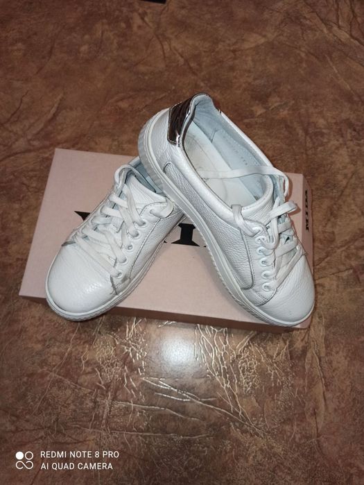 Продам классные кроссовки