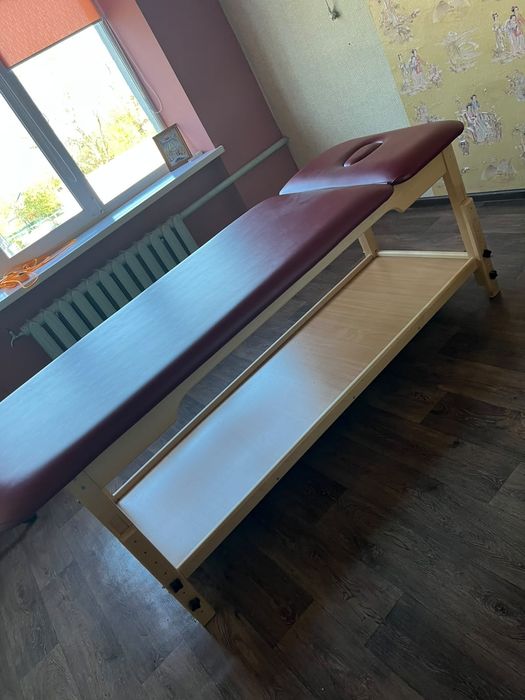 Продаю.Стаціонарний масажний стіл б/у  з м'якою поверхнею. В охайному стані.