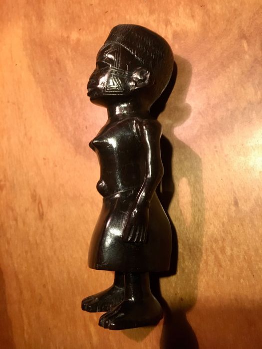 ESCULTURA MACONDE - anos 50 - pau preto - 19,5 cm/s