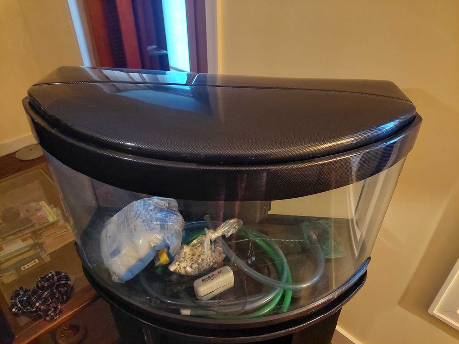 Aquário com volume de 90l e móvel