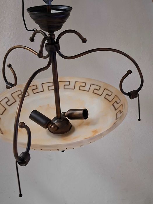 Klasyczny żyrandol mosiężny