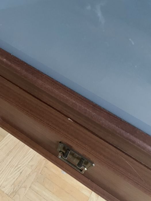 Witryna slupek przeszklona