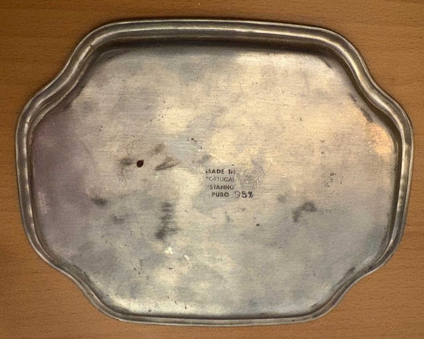 Bandeja e duas cafeteiras em estanho
