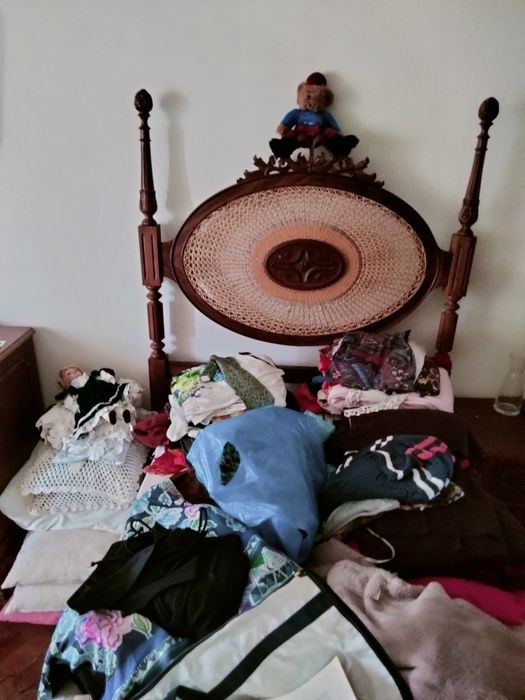 Cama com comida e mesa de cabeceira