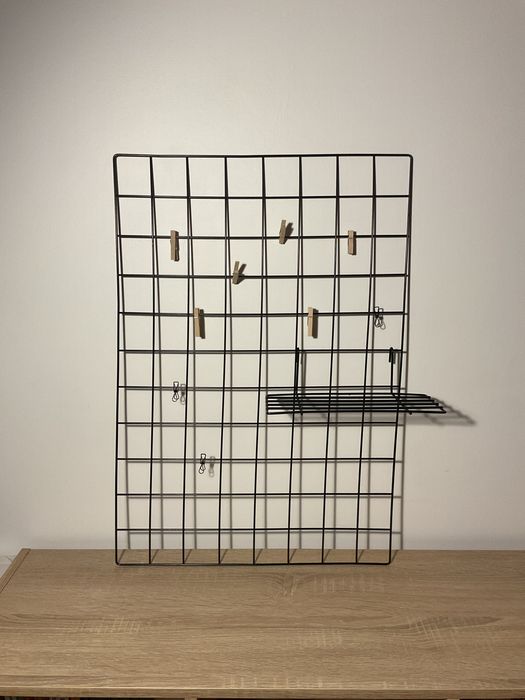 Grelha decorativa para parede Amazon com prateleira e acessórios