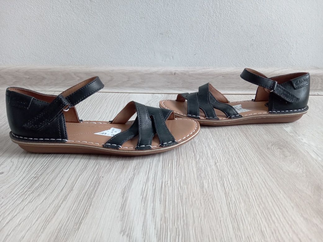 Tustin sahara deals clarks