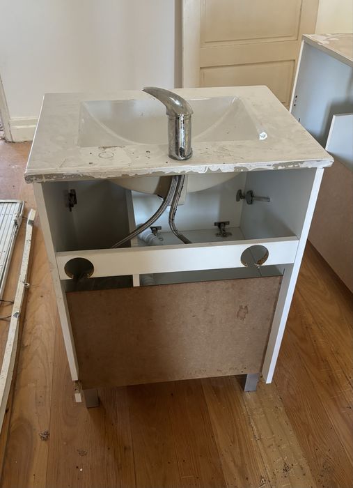 Móvel de casa de banho branco com lavatório