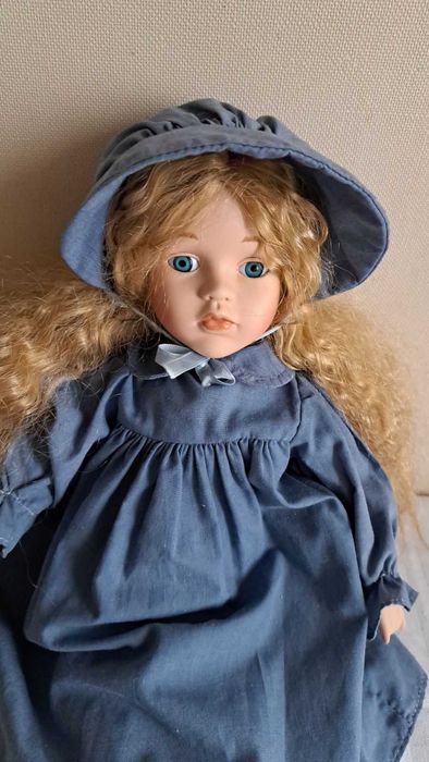 Винтажная фарфоровая кукла