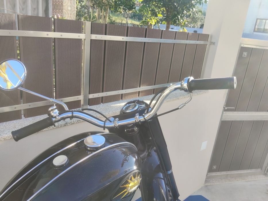 Mota clássica BSA C15 com restauro completo