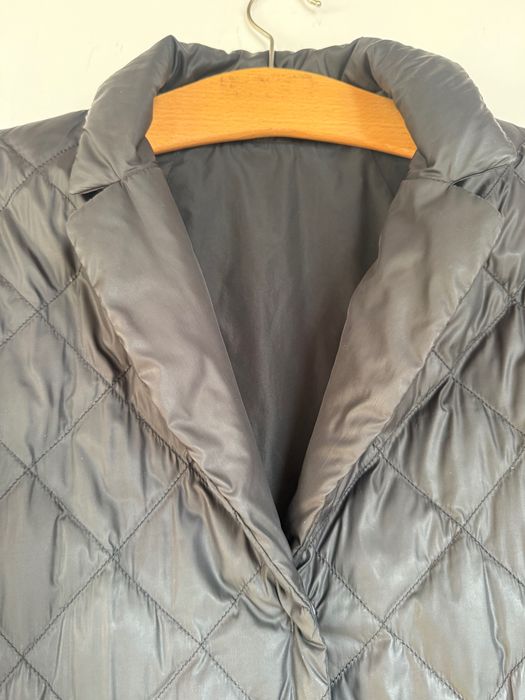 Czarny pikowany płaszcz Max Mara'S z serii The Cube